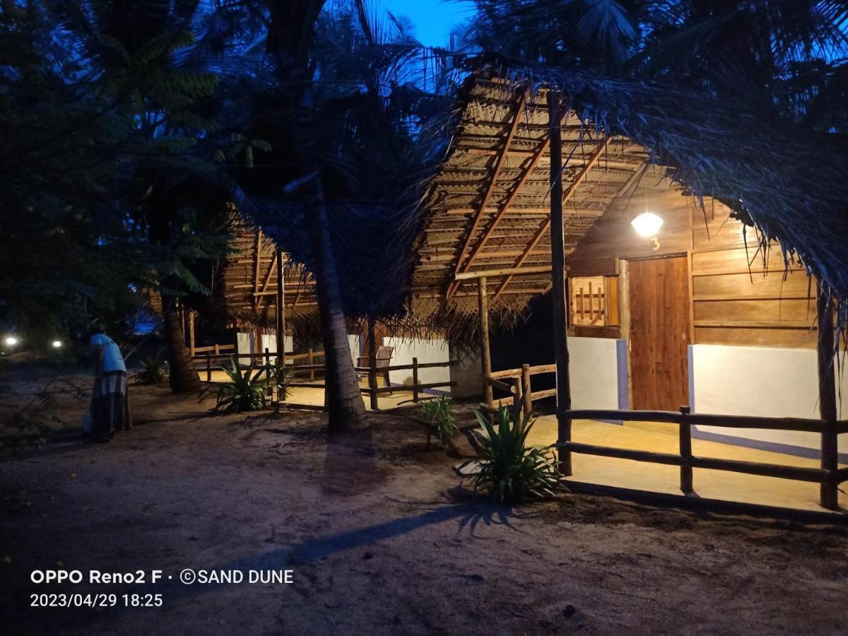 Sand Dune Beach Resort & Surf Camp Arugam Kudah Eksteriør bilde