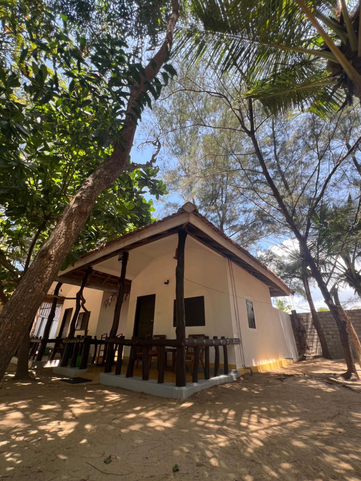 Sand Dune Beach Resort & Surf Camp Arugam Kudah Eksteriør bilde